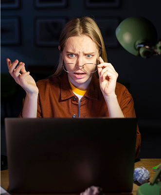 mujer angustiada en su computadora