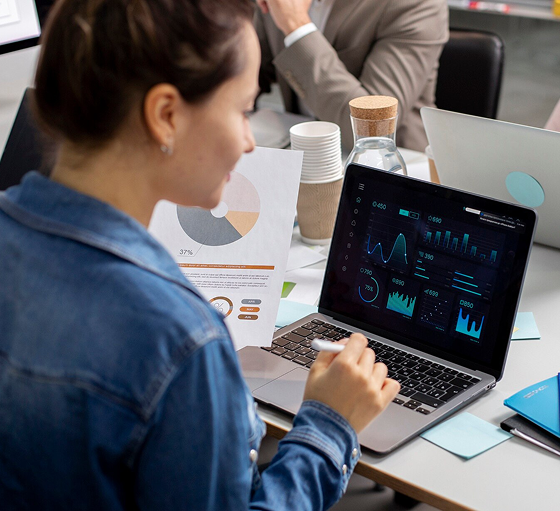 mujer viendo la pantalla de un computador