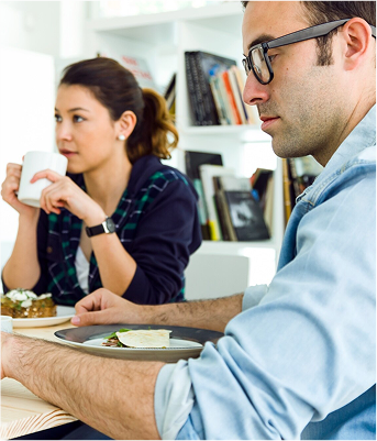 mujer y hombre reunidos