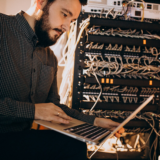 tecnico conectado su computador a la red